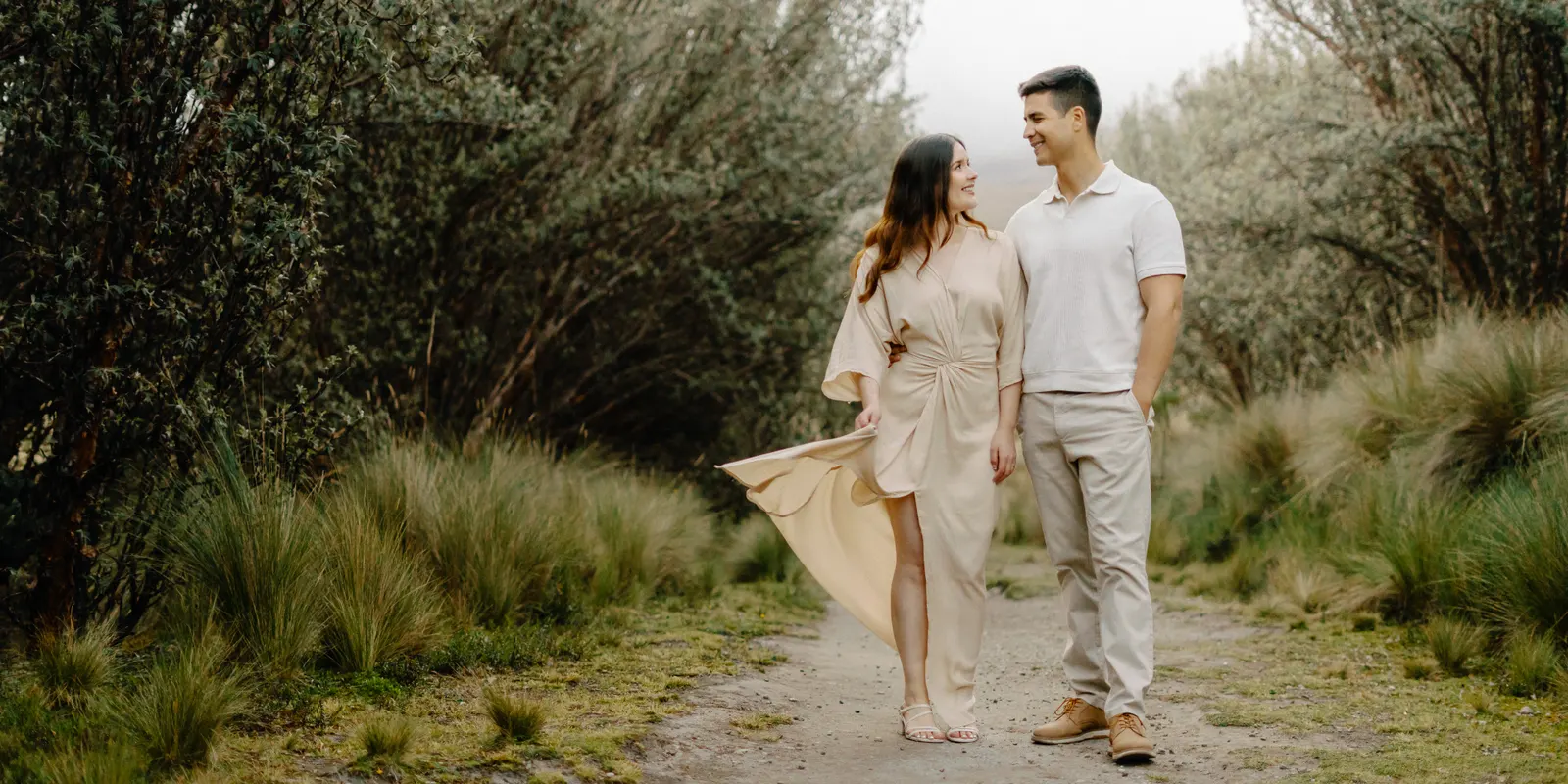 Anaí y Galo caminando por el sendero